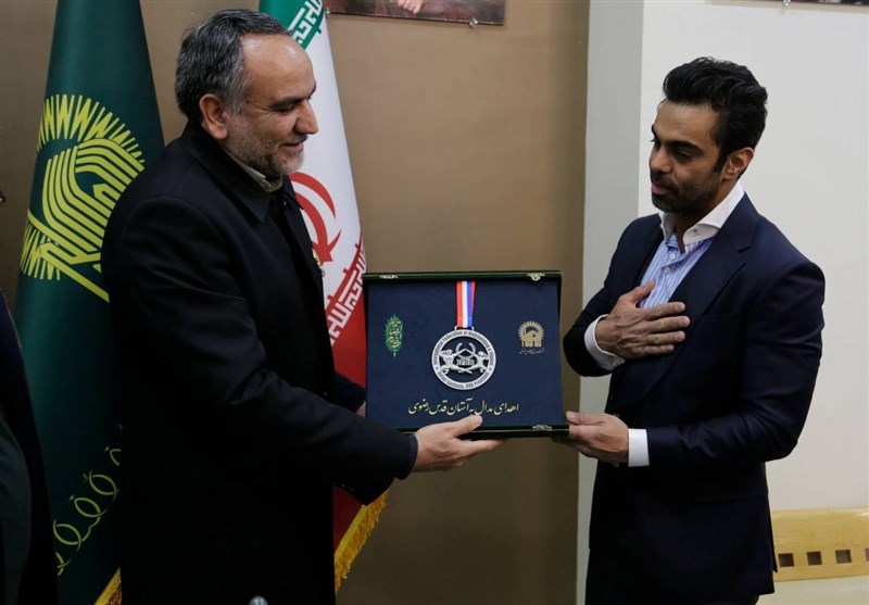 اهدای مدال جهانی قهرمان پرورش اندام ایران به موزه آستان قدس‌