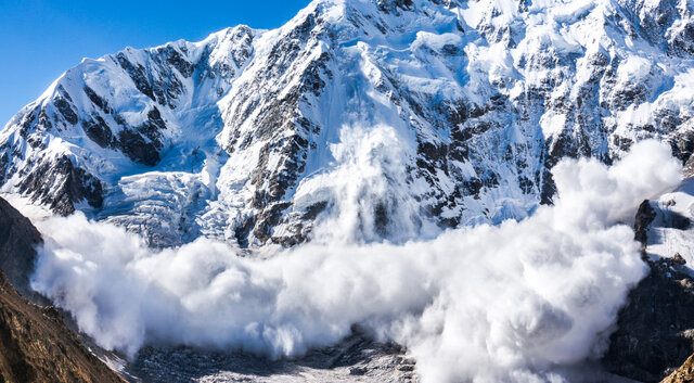 هوای مه‌آلود و خطر ریزش بهمن در ارتفاعات/ از قرارگرفتن روی نقاب‌ برفی بپرهیزید