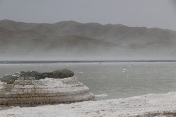 طوفان نمک دریاچه ارومیه /عکس