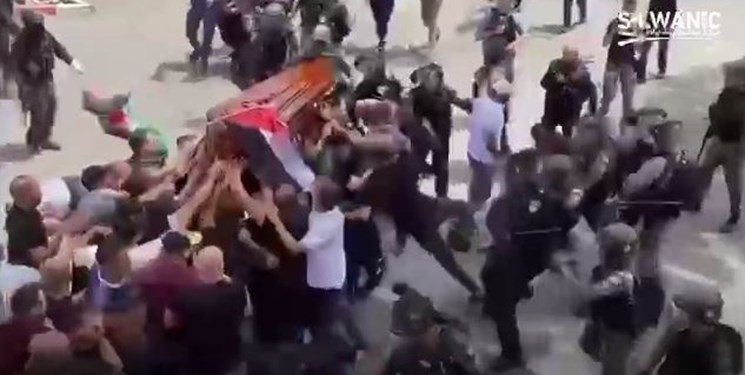 حمله صهیونیست‌ها به مراسم تشییع جنازه خبرنگار شبکه «الجزیره»