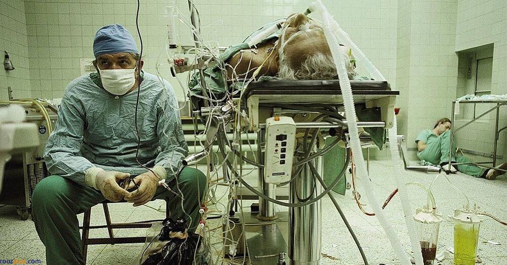 عکسی جالب از یک پزشک پس از ۲۳ ساعت جراحی