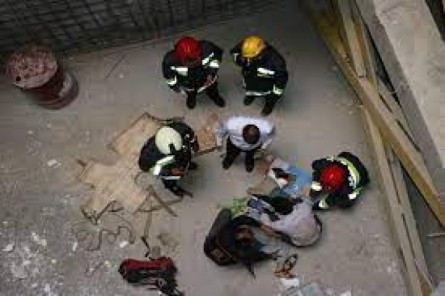 ببینید/سقوط دو کارگر ساختمانی بر اثر وقوع تندباد در ارومیه/اول ایمنی، بعد کار