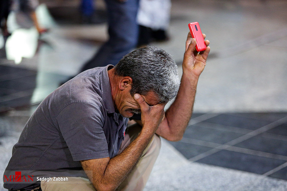 اشک های بی امان در حضور امام رئوف/ عکس