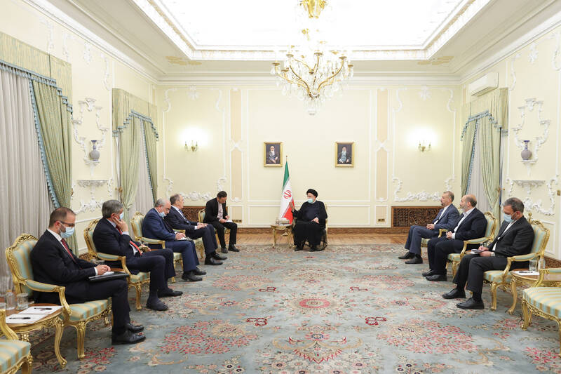 وزیر خارجه روسیه با آیت الله رئیسی دیدار کرد