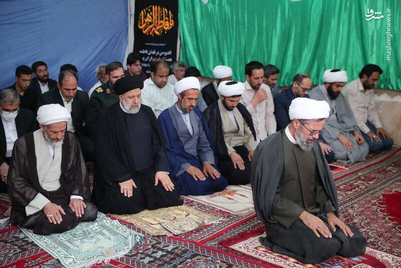 عکس/ اقامه نماز رئیس جمهور در مسجد محله جوادیه بجنورد