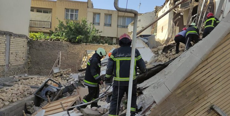 ریزش ساختمان 2 طبقه در اصفهان و محبوس شدن 2 نفر زیر آوار