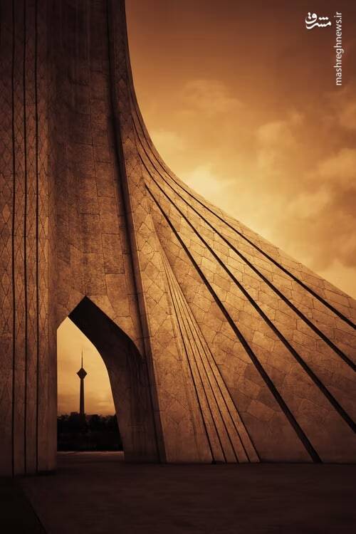 عکس/ دو نماد تهران در یک قاب