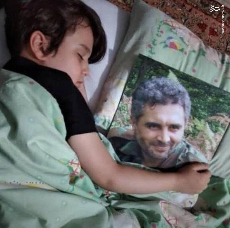 عکس/ خواب آرام فرزند شهید صیاد خدایی در کنار تصویر پدر