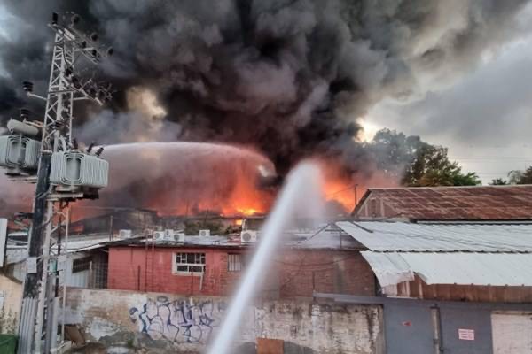 آتش‌سوزی مهیب در ساختمان‌های صنعتی حیفا؛ منازل اطراف تخیله شدند