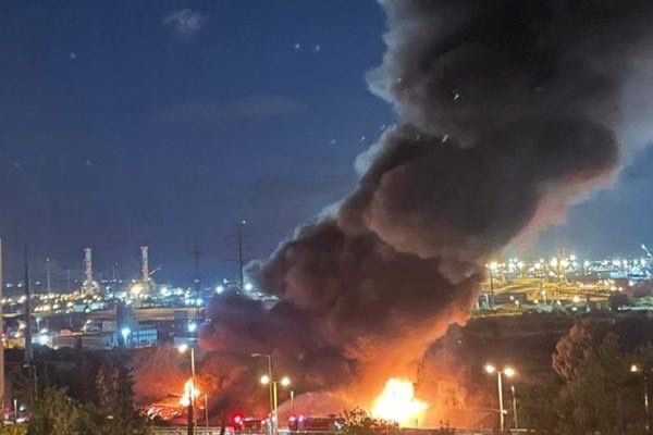 آتش‌سوزی مهیب در ساختمان‌های صنعتی حیفا؛ منازل اطراف تخیله شدند