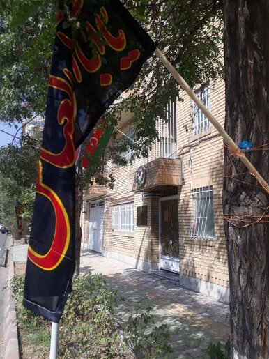 نصب پرچم های حسینی مقابل کنسولگری جمهوری آذربایجان در تبریز+ عکس
