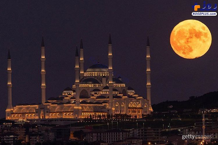 تصویری از «ابر ماه» در استانبول