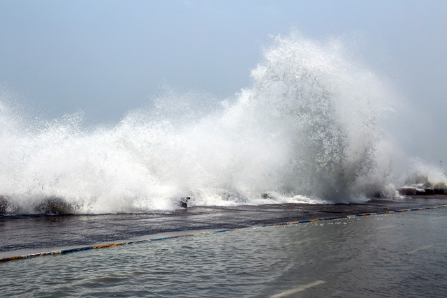 وزش باد و افزایش ارتفاع موج تا ۳ متر در دریای عمان