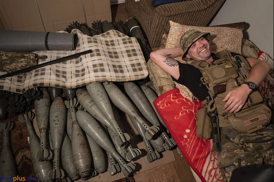 خواب شبانه سرباز اوکراینی در خط مقدم نبرد +عکس