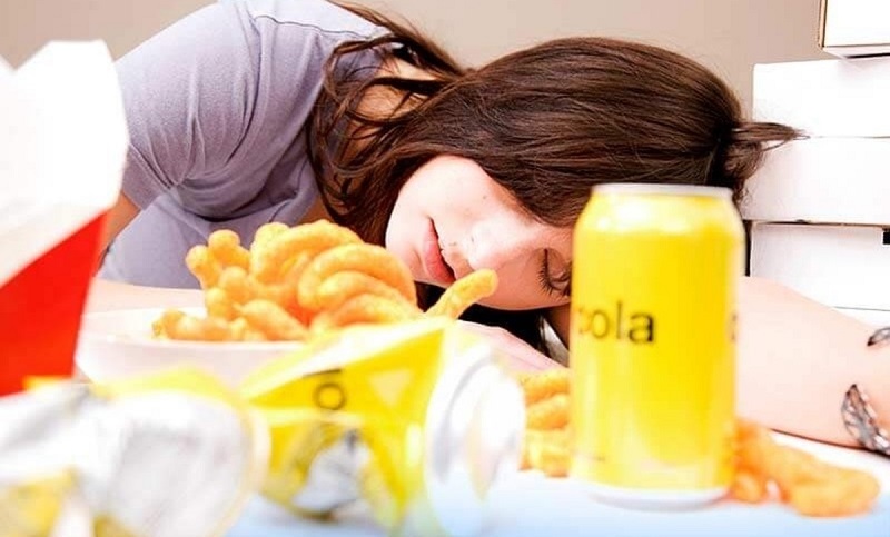 چگونه خواب آلودگی بعد از خوردن غذا را کنترل کنیم؟