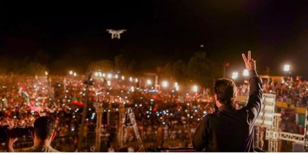 عمران خان در محاصره پلیس پاکستان+عکس