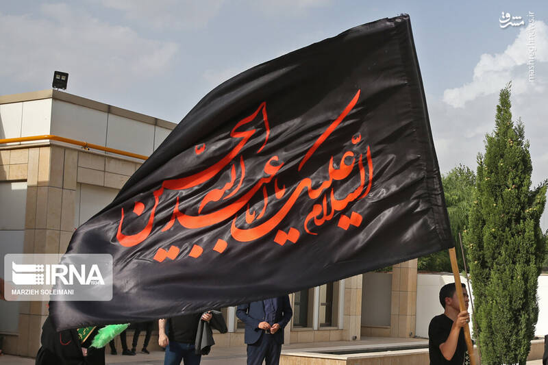 عکس/ برافراشتن پرچم عزای حسینی برفراز بلندترین سکوی پرچم ایران