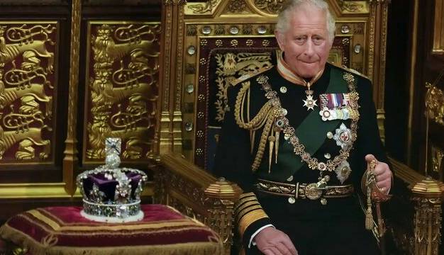 چارلز سوم در پیرانه‌سری، بدون داشتن مقبولیت اجتماعی، با سابقه‌ای پر از فساد آشکار،تاج و تختی پر زرق و برق اما لرزان‌تر از همیشه را به ارث برده/ پادشاه لخت است!