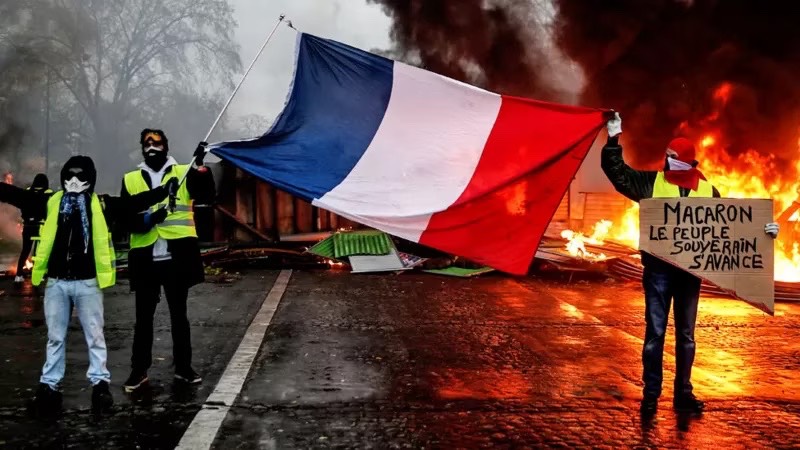 اعتراض، اعتصاب و خرابکاری صدها هزار فرانسوی در اعتراض به گرانی/ نه کشورهای اروپایی بیانیه دادند، نه سلبریتی‌ها حمایت کردند و نه رسانه‌ها برنامه‌ی ویژه پخش کردند