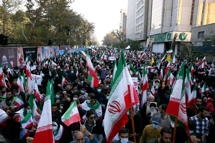 مراسم یوم‌الله ۱۳ آبان در تهران و شهرهای مختلف کشور آغاز شد/ حضور پررنگ دهه هشتادی و نودی‌ها در راهپیمایی