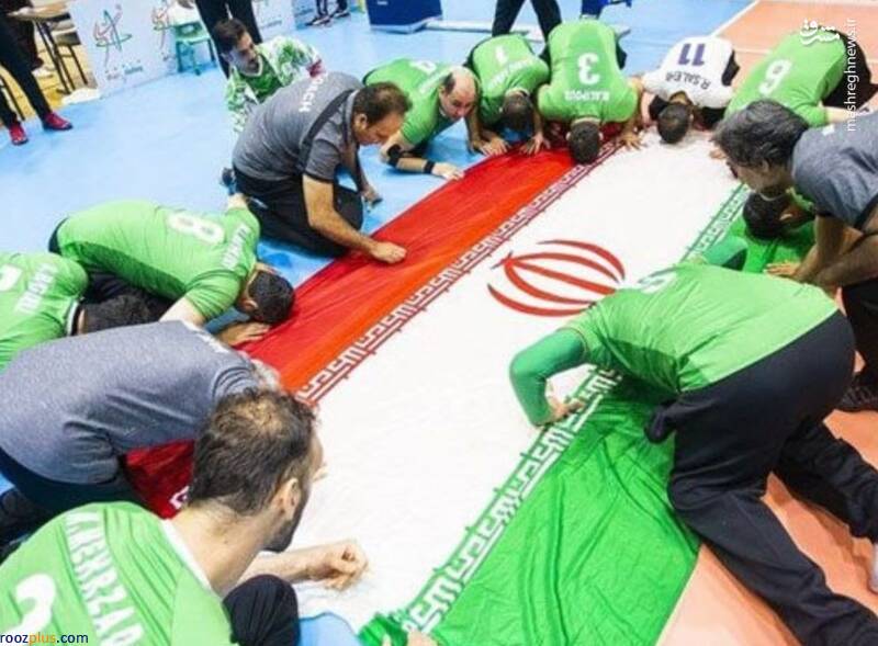 عکس/ سجده شکر ملی‌پوشان روی پرچم ایران