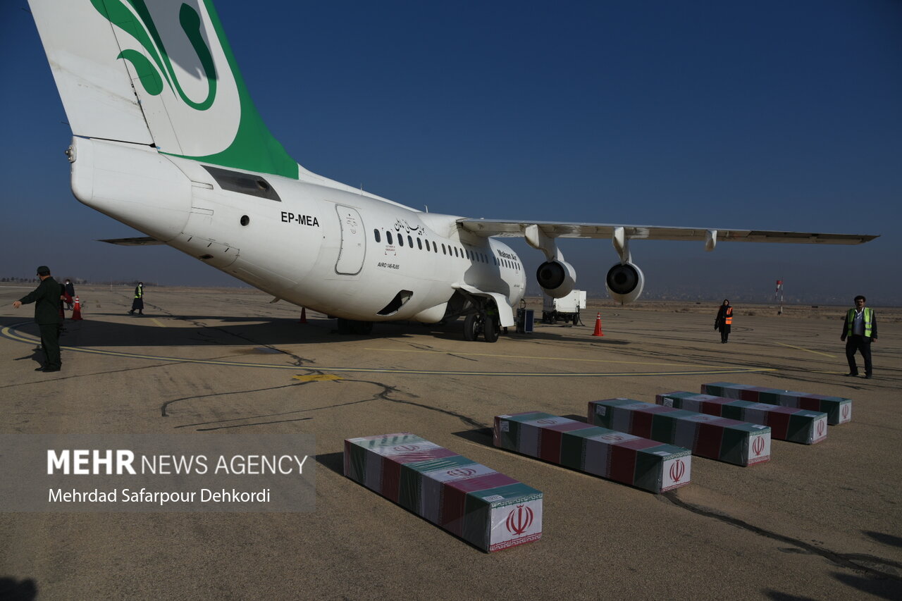 عکس/ استقبال از ۵ شهید گمنام در فرودگاه شهرکرد