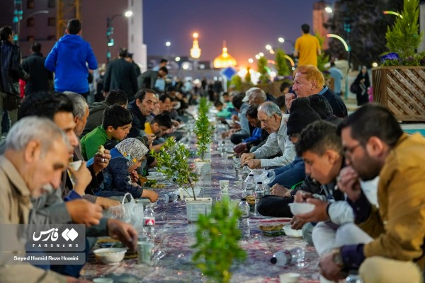 عکس/ یک افطاری ساده مهمان حضرت رضا (ع)