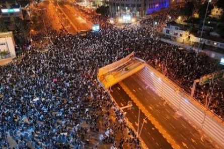 سخنرانی نتانیاهو لغو شد/تجمع بیش از چندصد هزار معترض صهیونیست مقابل کنست