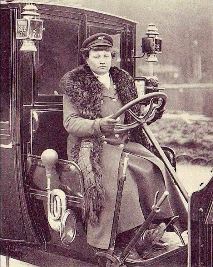 عکس/اولین راننده تاکسی زن در فرانسه