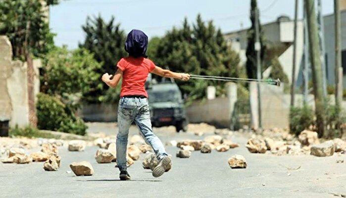 ویدیو/ضرب ‌و شتم کودک توسط سرباز اسرائیلی/ لات‌های کوچه خلوت