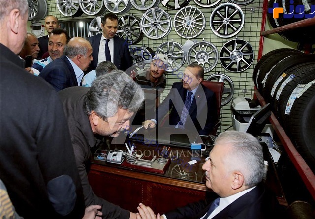 تصاویر/ حضور ناگهانی اردوغان در یک لاستیک فروشی