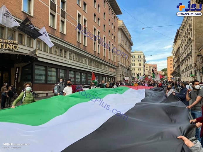 تصویر حاج قاسم در دست حامیان فلسطین در ایتالیا