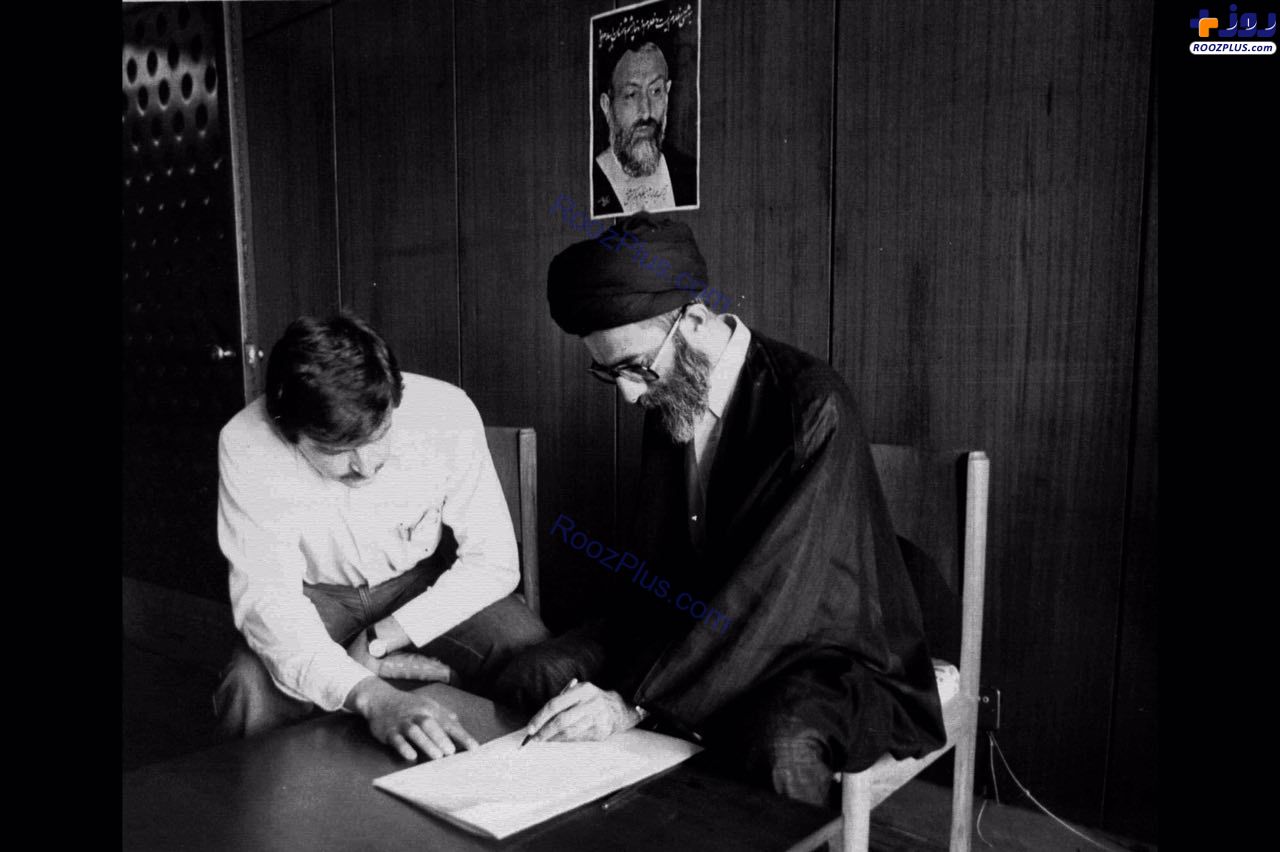 تصویری از رهبر انقلاب در حال نام نویسی برای انتخابات
