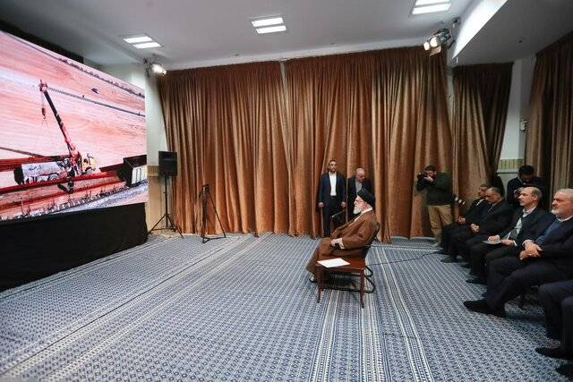 رهبر انقلاب از نمایشگاه توانمندی‌های تولید ایرانی که حسینیه امام خمینی(ره) برپا شده، بازدید کردند