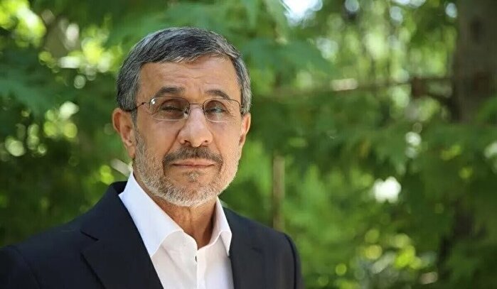 پس از ثبت‌نام در انتخابات؛ همراهی محمود احمدی نژاد با درخواست خبرنگاران و نشان دادن علامت پیروزی معروف
