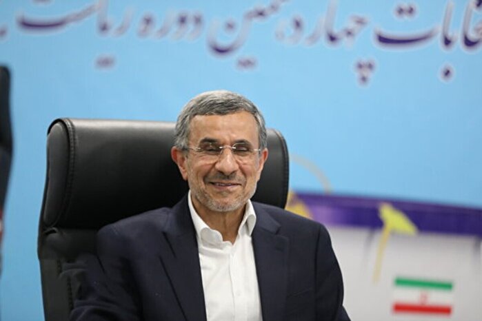 احمدی‌نژاد و ۶تای معروف ; خوش و بش فوتبالی احمدی‌نژاد با خبرنگاران و تبریک برای پیروزی پرسپولیس